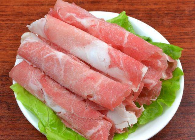 其中羊肉卷和肥牛卷是市面上最常见的人工合成肉,尤其是速冻后的,跟