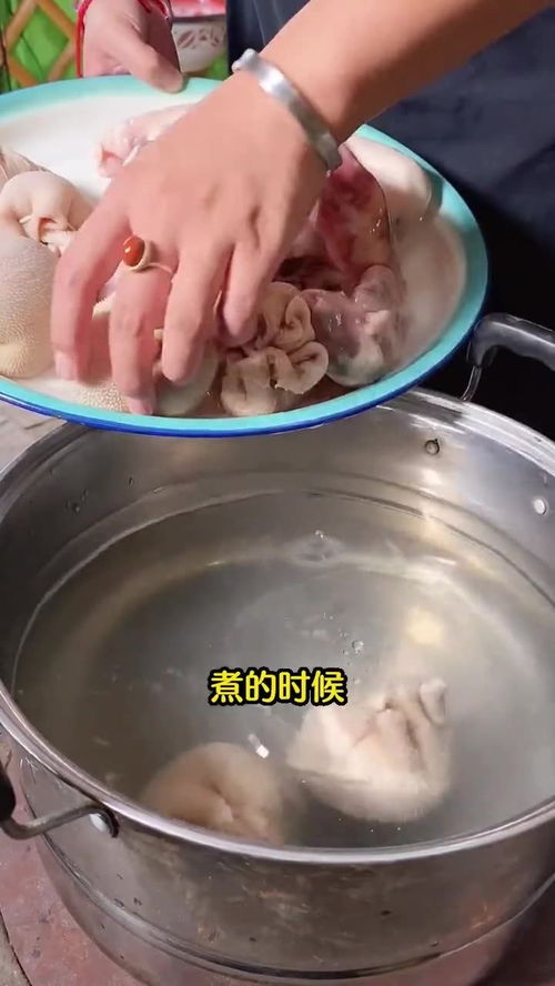 内蒙草原特产美食 羊肉肠冷水下锅,煮开撇去浮沫,煮半个小时就好了,蘸送你的韭菜花吃 草原美食 羊肉肠